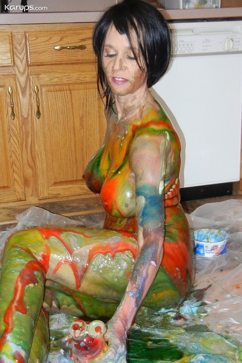 Big boobed amateur housewife Tabitha pours paint all over her sexy body | Фото 17