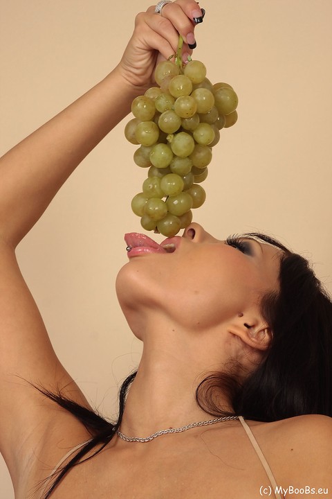 Hot brunette Domino strips to hosiery and boots while eating a bunch of grapes | Фото 4