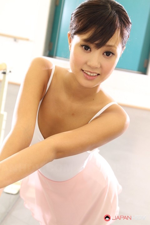 Japanese ballerina Ruri Kinoshita stretches her young body in tights & tutu | Фото 13