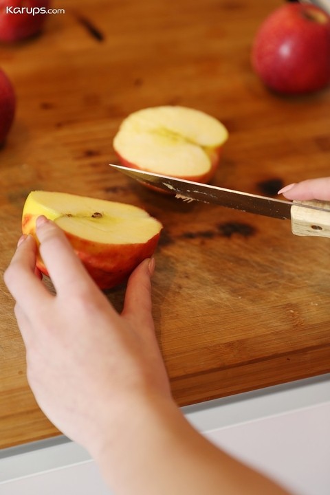 Beautiful teen Jenny Wild strips and spreads her pussy while eating apples | Фото 3