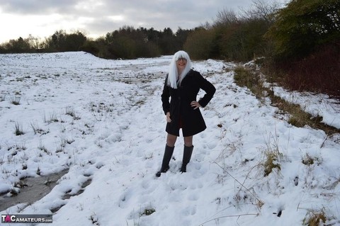 Mature platinum blonde gets naked on snow-covered ground in black boots | Фото 1