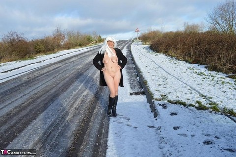 Mature platinum blonde gets naked on snow-covered ground in black boots | Фото 18