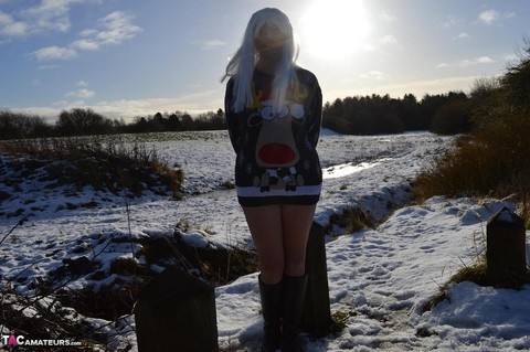 Mature platinum blonde gets naked on snow-covered ground in black boots | Фото 19