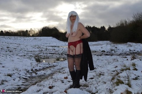 Mature platinum blonde gets naked on snow-covered ground in black boots | Фото 8