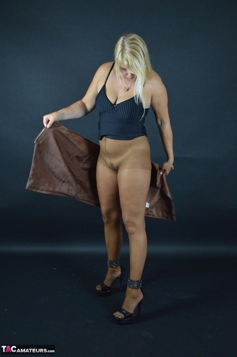 Thick blond amateur Sweet Susi takes off a leather skirt while wearing hose | Фото 10