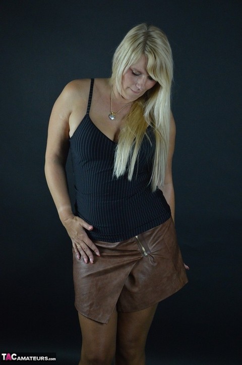 Thick blond amateur Sweet Susi takes off a leather skirt while wearing hose | Фото 2