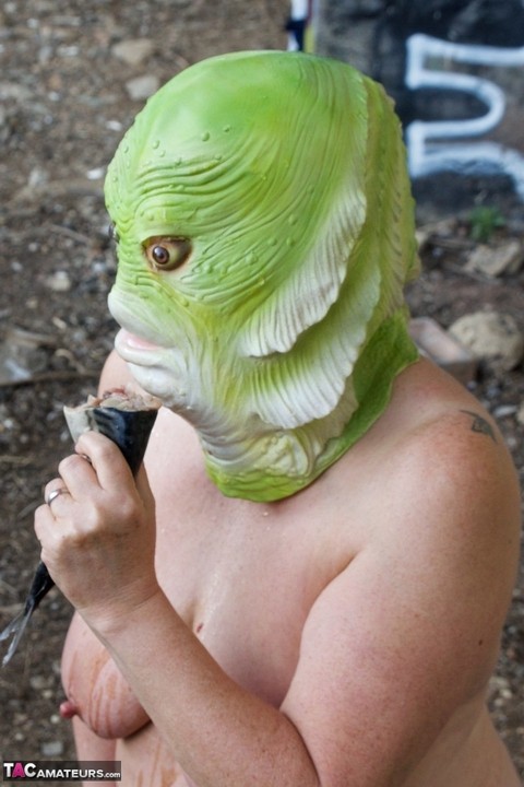 Naked British lady Speedy Bee eats a fish while wearing a costume mask | Фото 13