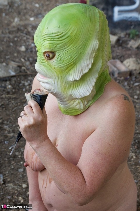 Naked British lady Speedy Bee eats a fish while wearing a costume mask | Фото 14