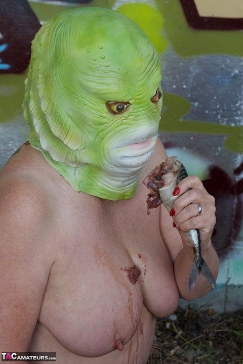 Naked British lady Speedy Bee eats a fish while wearing a costume mask | Фото 15