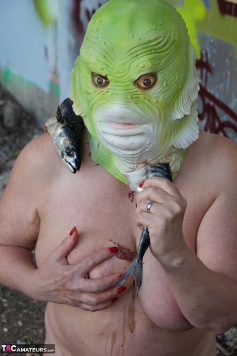 Naked British lady Speedy Bee eats a fish while wearing a costume mask | Фото 18