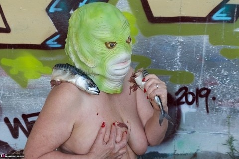 Naked British lady Speedy Bee eats a fish while wearing a costume mask | Фото 19