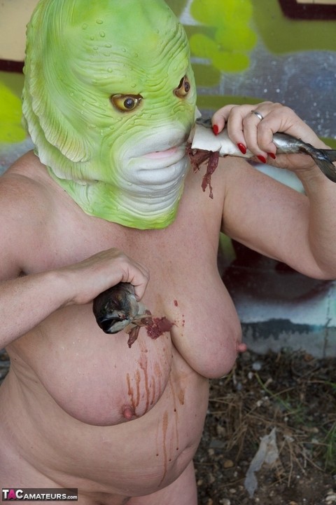 Naked British lady Speedy Bee eats a fish while wearing a costume mask | Фото 7