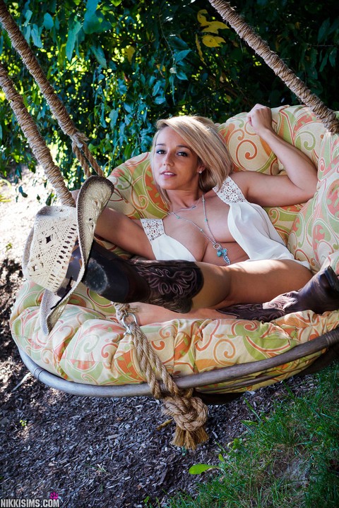 Blonde farm girl Nikki Sims teases in a straw hat and cowgirl boots on a swing | Фото 14