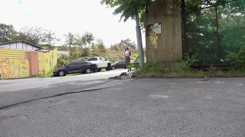 Distressed girl Isabel Dark takes a badly needed pee on a paved roadway | Фото 1