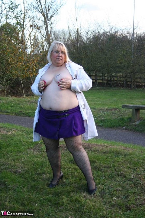 Obese blonde Lexie Cummings exposes herself in a rural setting | Фото 14