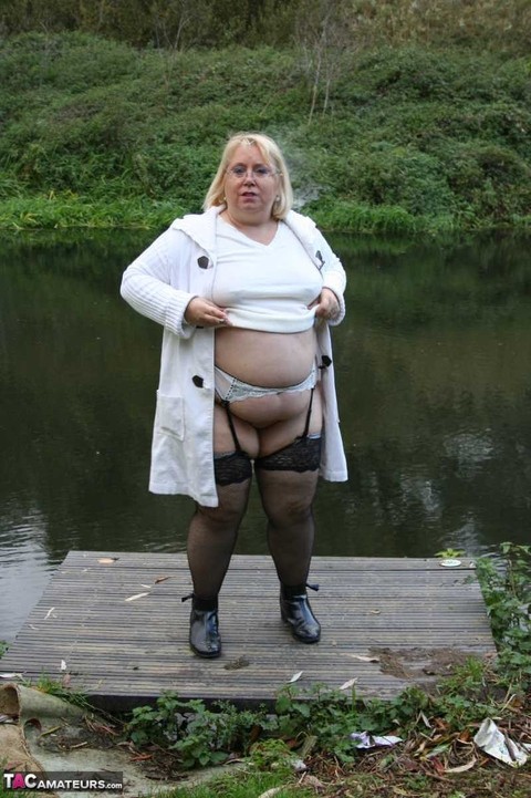 Obese blonde Lexie Cummings exposes herself in a rural setting | Фото 3