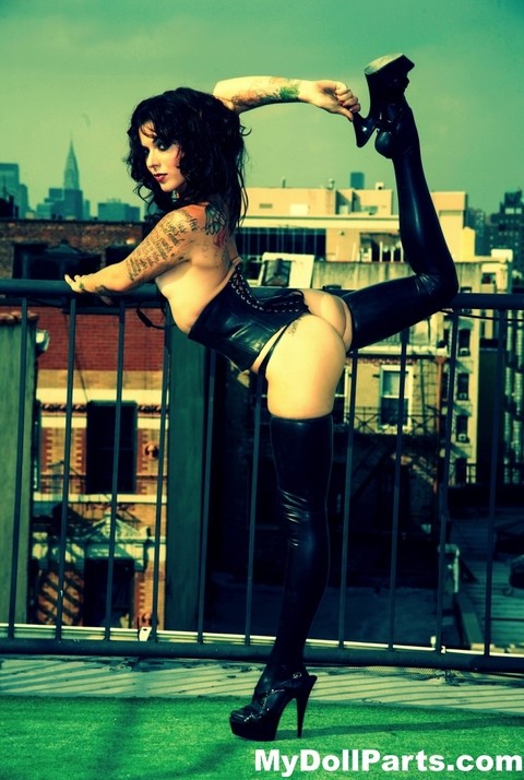 Solo model Kayla Jane Danger strikes hot rooftop poses in latex stockings | Фото 12