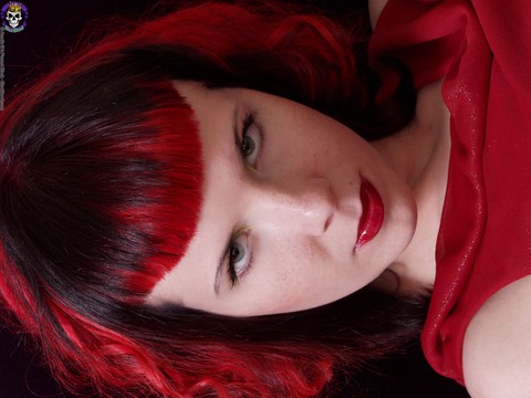 Redheaded goth Szandora uncovers her great body on a purple sofa | Фото 2