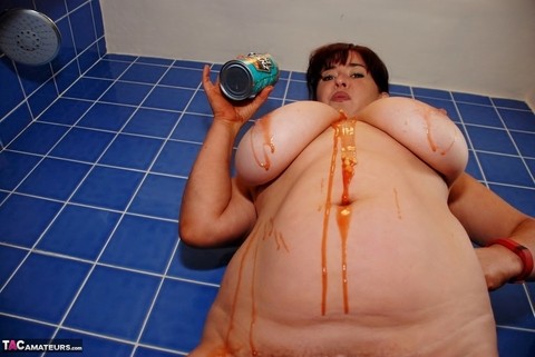 Big titted amateur Juicey Janey pours a can of pasta on her naked body | Фото 10