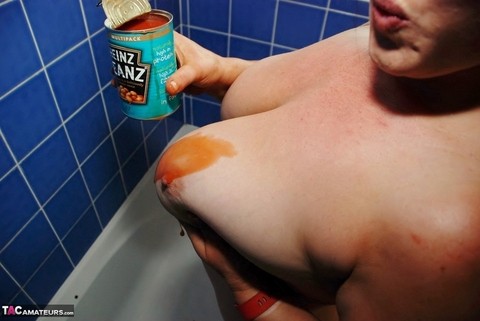 Big titted amateur Juicey Janey pours a can of pasta on her naked body | Фото 5