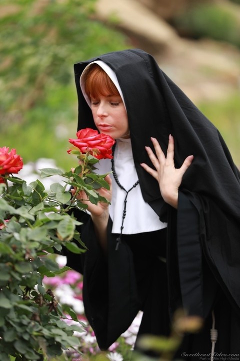 Redheaded nun Penny Pax shows off her big natural boobs and and twat | Фото 1