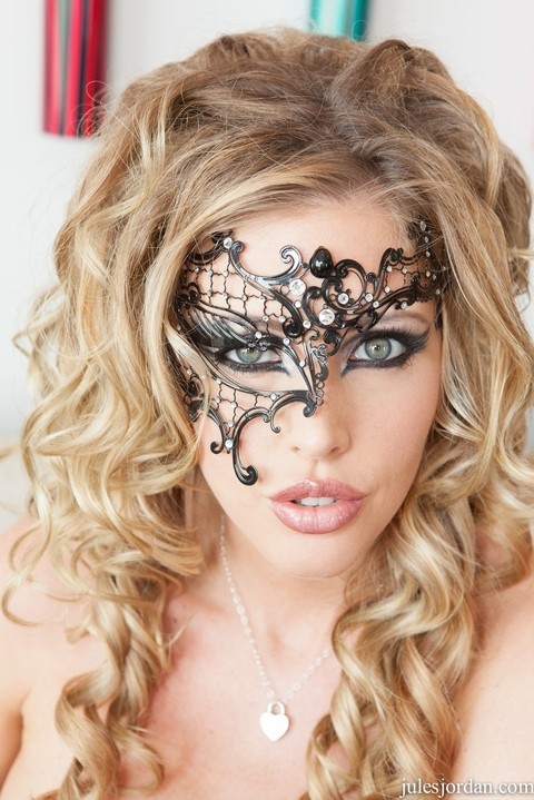 Beautiful blonde Samantha Saint wears a mask to flaunt her hard nipples | Фото 1