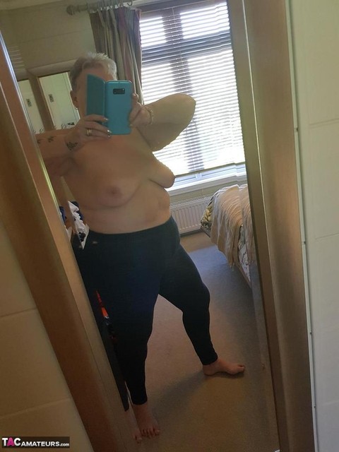 Fat granny with red hair Valgasmic Exposed takes naked selfies at home | Фото 14