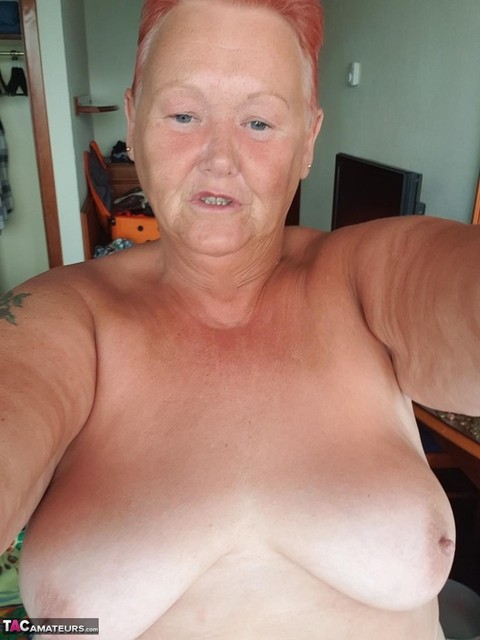 Fat granny with red hair Valgasmic Exposed takes naked selfies at home | Фото 17