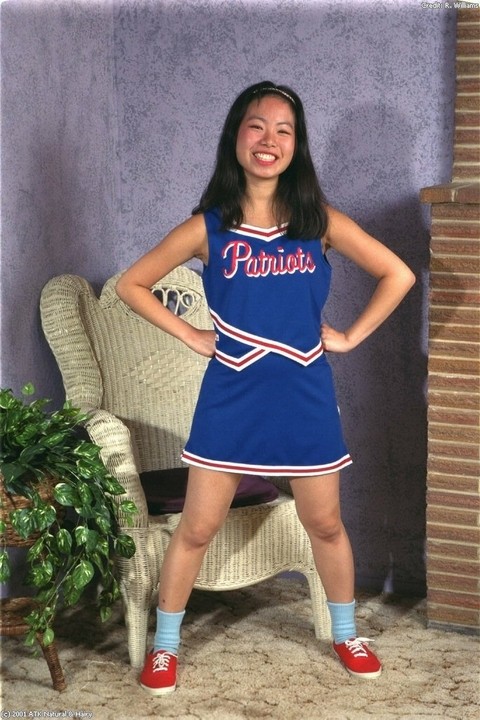 Asian amateur Ivy shedding cheerleader uniform for hairy cunt exposure | Фото 1