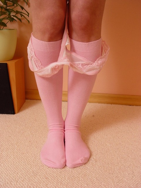 Busty amateur displays her smooth pussy in pink knee socks | Фото 6