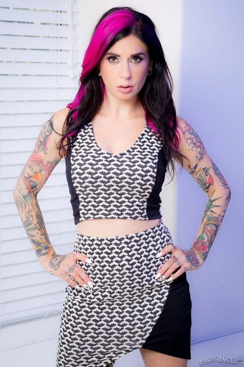 Solo model with dyed hair Joanna Angel exposes her heavily tattooed body | Фото 4