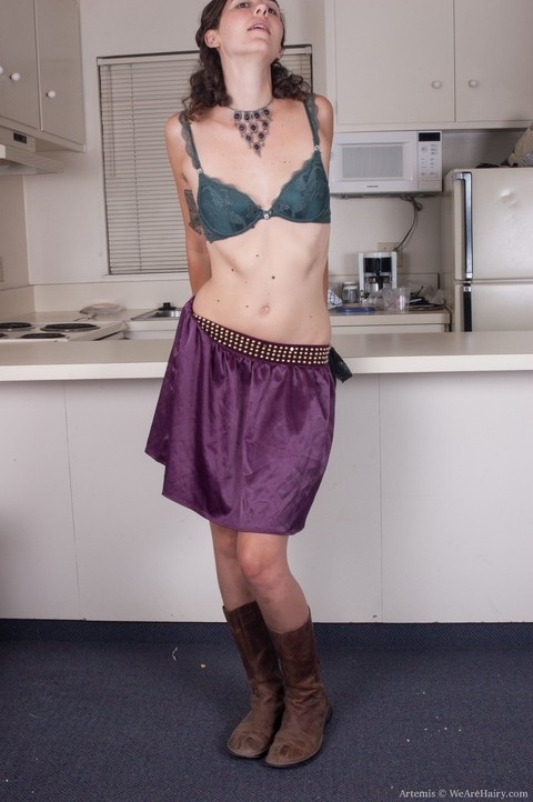 Skinny tattooed Artemis exposes her hairy armpits & pussy in kitchen strip | Фото 2