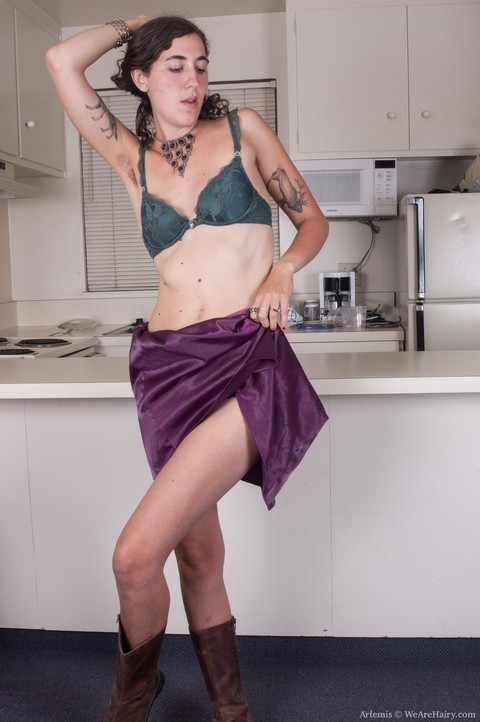 Skinny tattooed Artemis exposes her hairy armpits & pussy in kitchen strip | Фото 3