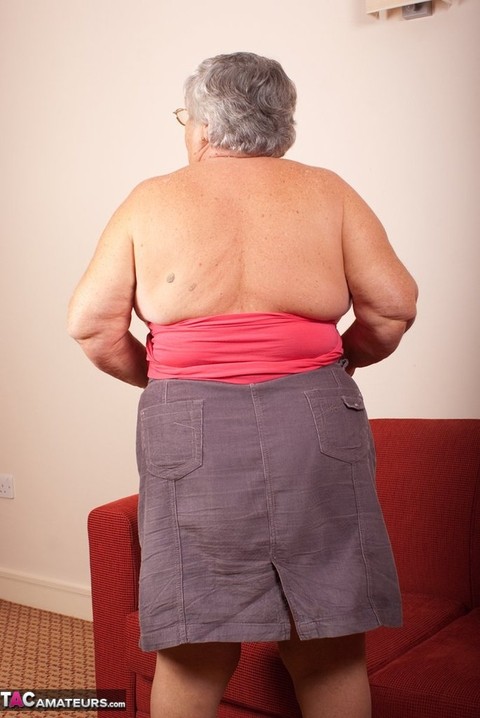 Obese nan Grandma Libby gets totally naked on a red chesterfield | Фото 5