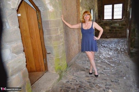 Redheaded amateur Barby Slut gets totally naked while wandering castle grounds | Фото 1