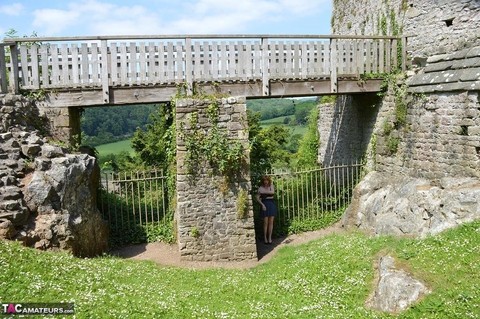 Redheaded amateur Barby Slut gets totally naked while wandering castle grounds | Фото 18