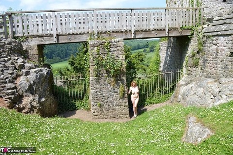 Redheaded amateur Barby Slut gets totally naked while wandering castle grounds | Фото 19