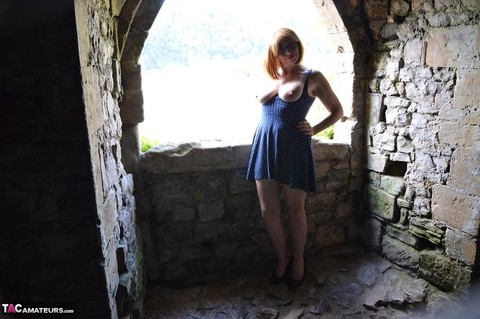 Redheaded amateur Barby Slut gets totally naked while wandering castle grounds | Фото 6