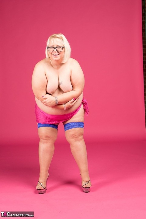 Blonde fatty Lexie Cummings models topless in glasses and stockings | Фото 12