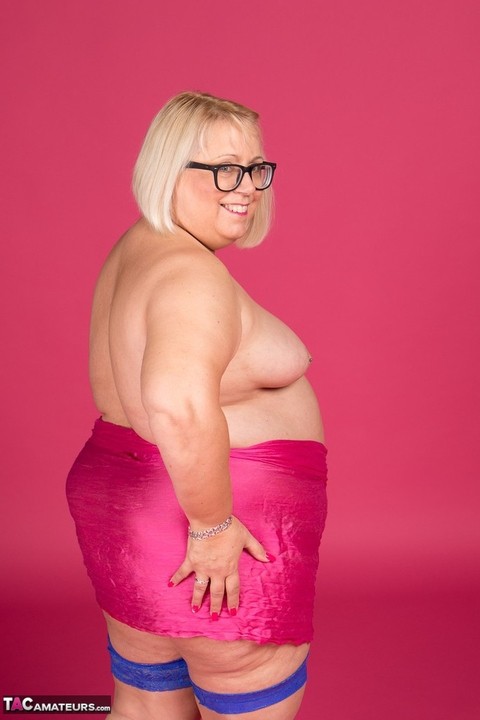 Blonde fatty Lexie Cummings models topless in glasses and stockings | Фото 2