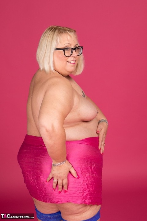 Blonde fatty Lexie Cummings models topless in glasses and stockings | Фото 3