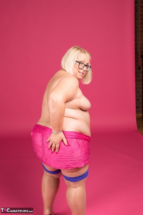 Blonde fatty Lexie Cummings models topless in glasses and stockings | Фото 6