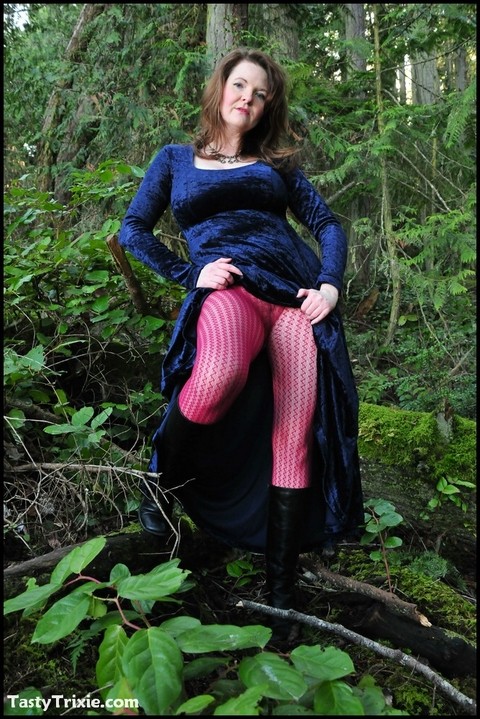 Older lady Tasty Trixie hikes up her long dress over hose covered ass in woods | Фото 12