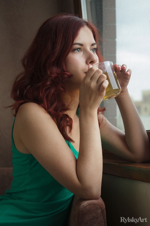 Beautiful redhead Pearl Ami frees her young girl's body from a green dress | Фото 5