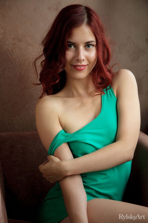 Beautiful redhead Pearl Ami frees her young girl's body from a green dress | Фото 7