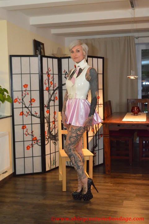 Tattooed platinum blonde Miss Francine models a raincoat over a latex dress | Фото 10