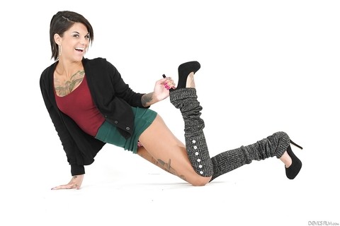 Staggering babe Bonnie Rotten posing in stockings and showing tits | Фото 6