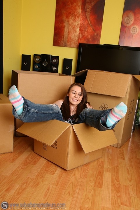 British model Kacie James toying her sweet pussy in a cardboard box | Фото 4