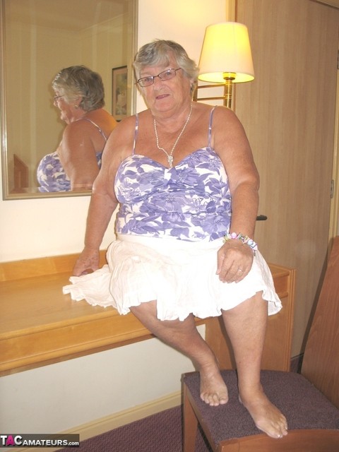 Fat British nan Grandma Libby completely disrobes while in a hotel room | Фото 1