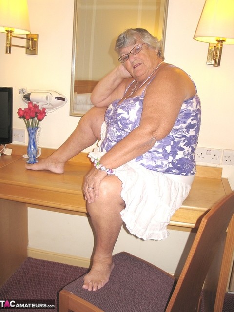 Fat British nan Grandma Libby completely disrobes while in a hotel room | Фото 3